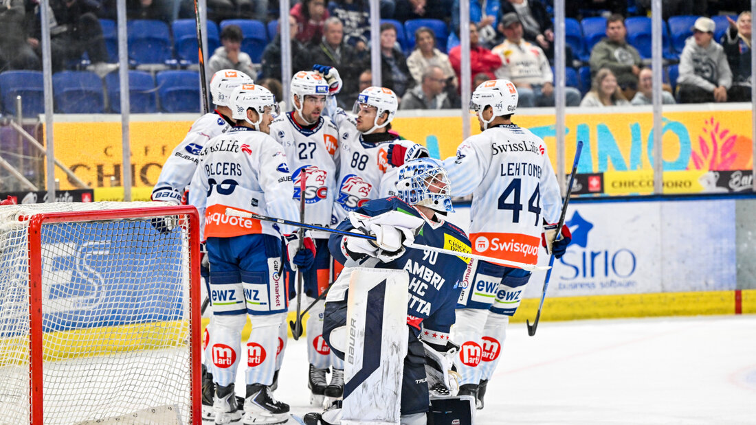 Ambri-Piottas Goalie Gilles Senn geschlagen, Zürcher Spieler jubelnd: Die ZSC Lions bauen ihre Führung an der Spitze der National League aus 20260925223556737.jpg