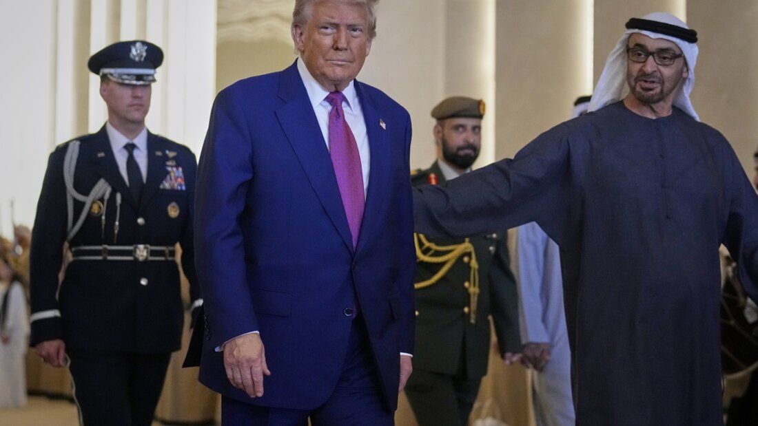 Der Präsident der Vereinigten Arabischen Emirate (VAE), Scheich Mohammed bin Sajid Al Nahjan, rechts, begrüßt US-Präsident Donald Trump bei einer Begrüßungsfeier nach dessen Ankunft am Internationalen Flughafen Abu Dhabi. Foto: Altaf Qadri/AP/dpa 20250515145720652.jpg
