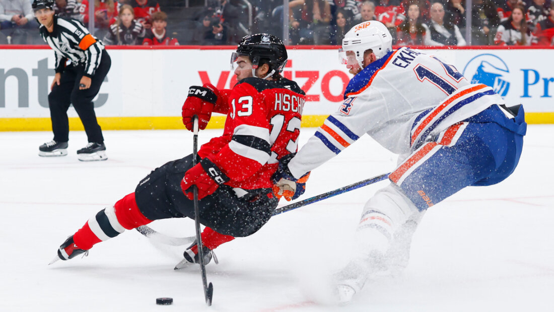 Nico Hischier (links, Nummer 13) hält auch in extremer Lage den Puck unter Kontrolle 20251025074223085.jpg