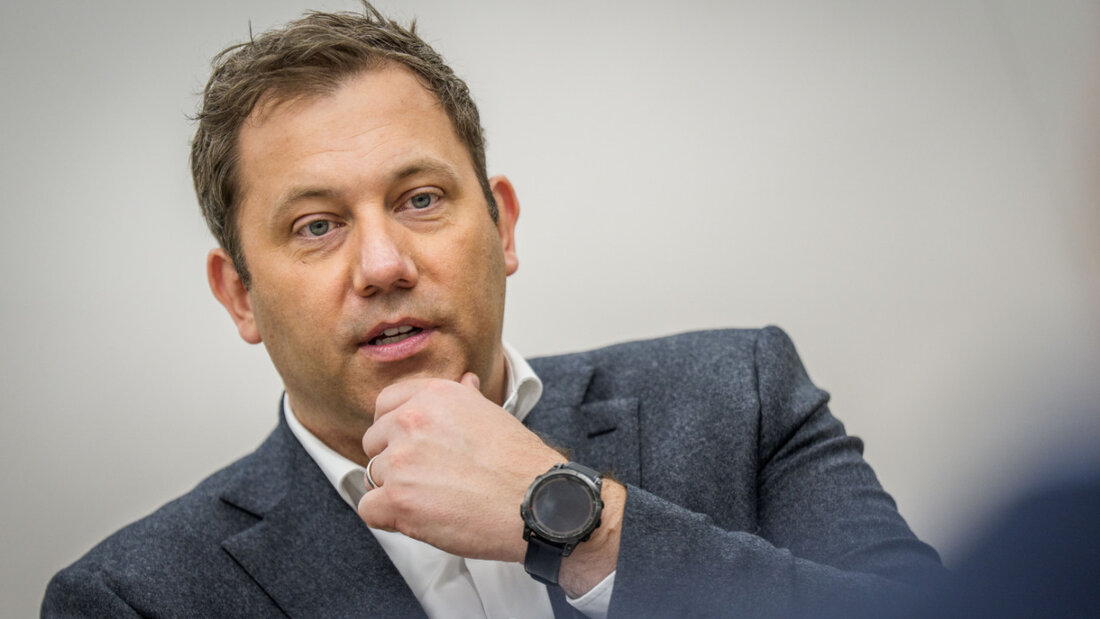 Lars Klingbeil (SPD), Bundesminister der Finanzen, aufgenommen bei einem Interview mit der Deutschen Presse-Agentur GmbH. Foto: Michael Kappeler/dpa 20251113101443104.jpg