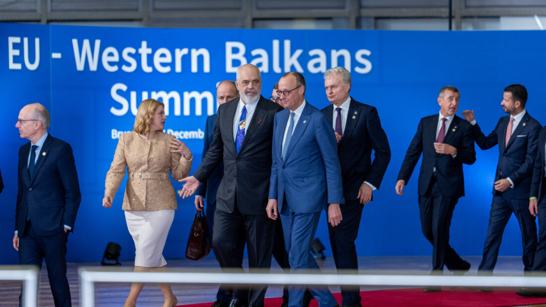 Bundeskanzler Friedrich Merz (CDU) kommt neben Edi Rama, Ministerpräsident von Albanien, zum Familienfoto beim Gipfeltreffen EU-Westbalkan. Thema sind die Bemühungen, die strategische Partnerschaft zwischen der Europäischen Union und dem Westbalkan weiter zu intensivieren. Foto: Michael Kappeler/dpa 20251217215328805.jpg