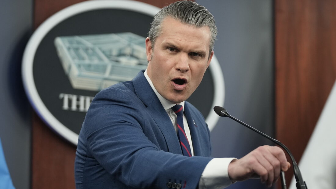 ARCHIV - US-Verteidigungsminister Pete Hegseth spricht während einer Pressekonferenz im Pentagon. Foto: Mark Schiefelbein/AP/dpa/Archivbild 20260715213233634.jpg
