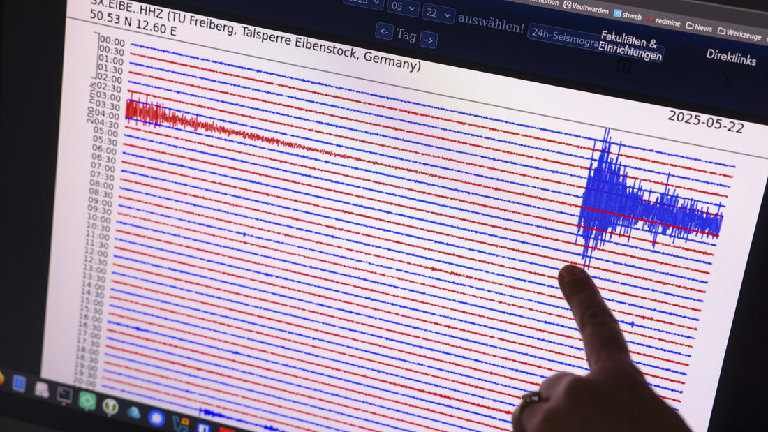 ARCHIV - Eine Mitarbeiterin der TU Bergakademie Freiberg zeigt im Datenzentrum Sachsennetz die seismischen Messwerte der Erdbebenmessstation Eibenstock. Foto: Jan Woitas/dpa/Archivbild 20260716134249989.jpg