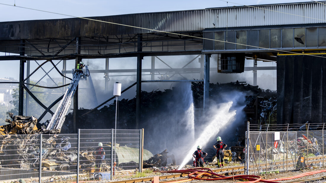 Nach dem Brand in der Recyclinganlage in Ecublens VD dauerten die Löscharbeiten am Samstagmorgen weiter an. 20260829104414260.jpg