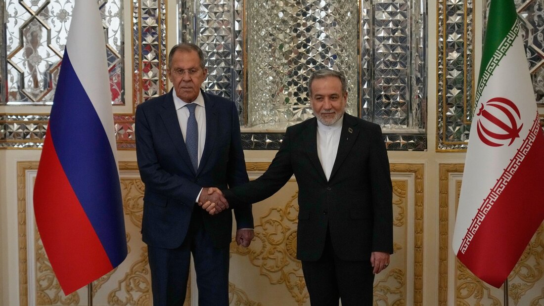 Der iranische Außenminister Abbas Araghtschi (r) gibt dem russischen Außenminister Sergej Lawrow vor ihrem Treffen die Hand. Foto: Vahid Salemi/AP/dpa 20261019145409126.jpg