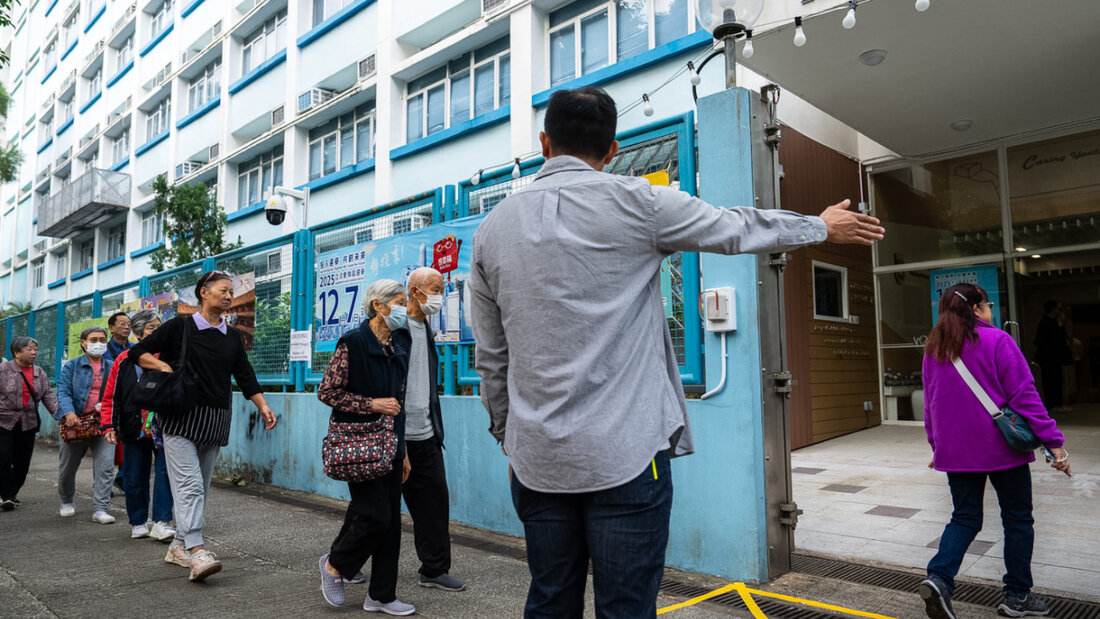 Menschen betreten ein Wahllokal in Hongkong. Foto: Chan Long Hei/AP/dpa 20251207183531469.jpg
