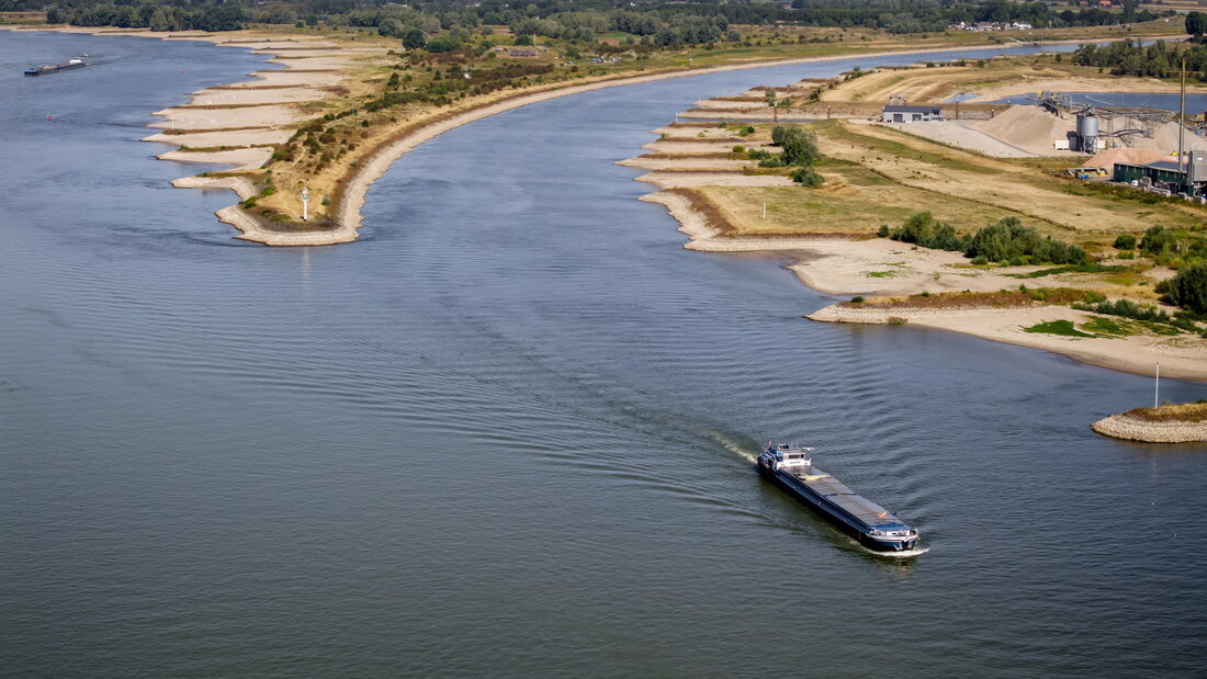 Ein Binnenschiff fährt bei historisch niedrigem Wasserstand auf dem Rhein bei Millingen in den Niederlanden. 20260813103706409.jpg