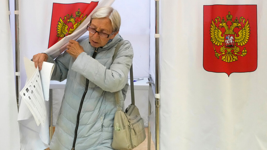 Eine Wählerin verlässt während der Parlamentswahlen in Podolsk in der Region Moskau eine Wahlkabine. Foto: Pavel Bednyakov/AP/dpa 20260920064208970.jpg