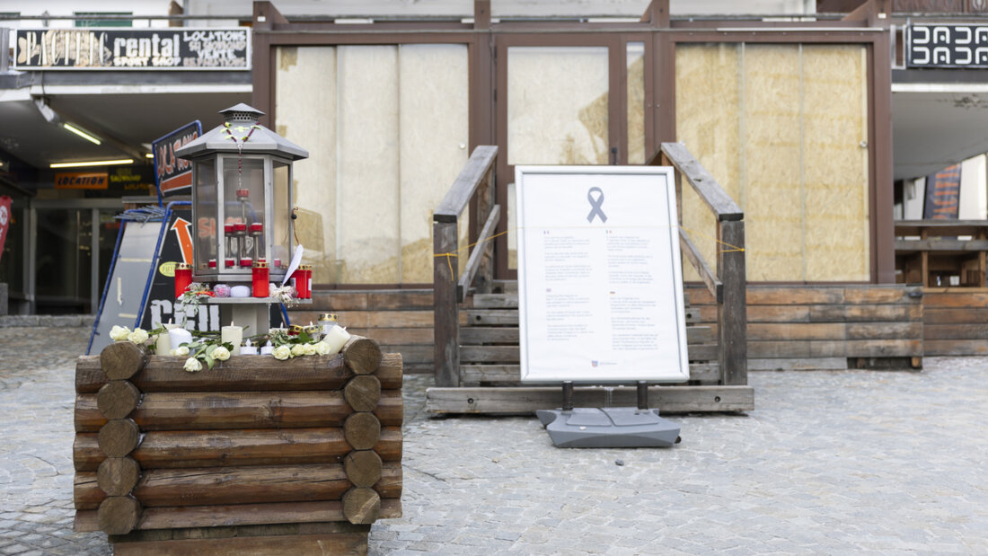 Die Brandkatastrophe in Crans-Montana soll durch "Flaschenfeuerwerk" ausgelöst worden. In der Stadt St. Gallen könnte ein Verbot in Innenräumen geprüft werden. (Archivbild) 20260218101650037.jpg