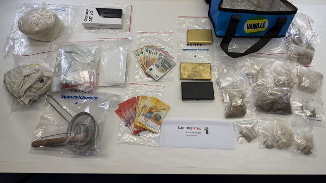 Bei einer Hausdurchsuchung in Näfels hat die Kantonspolizei Glarus rund ein Kilogramm Heroin sichergestellt. 20260528093725649.jpg