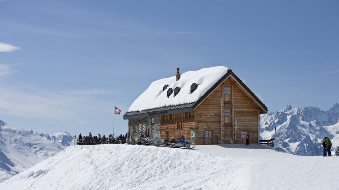 Um dem Trend kurzfristiger Absagen gegenzusteuern, führt der Schweizer Alpen-Club eine Reservationsgebühr für SAC-Hütten ein, die bei Nichterscheinen nicht rückerstattet wird. (Archivbild der SAC-Hütte bei Verbier im Wallis) 20260613191847523.jpg