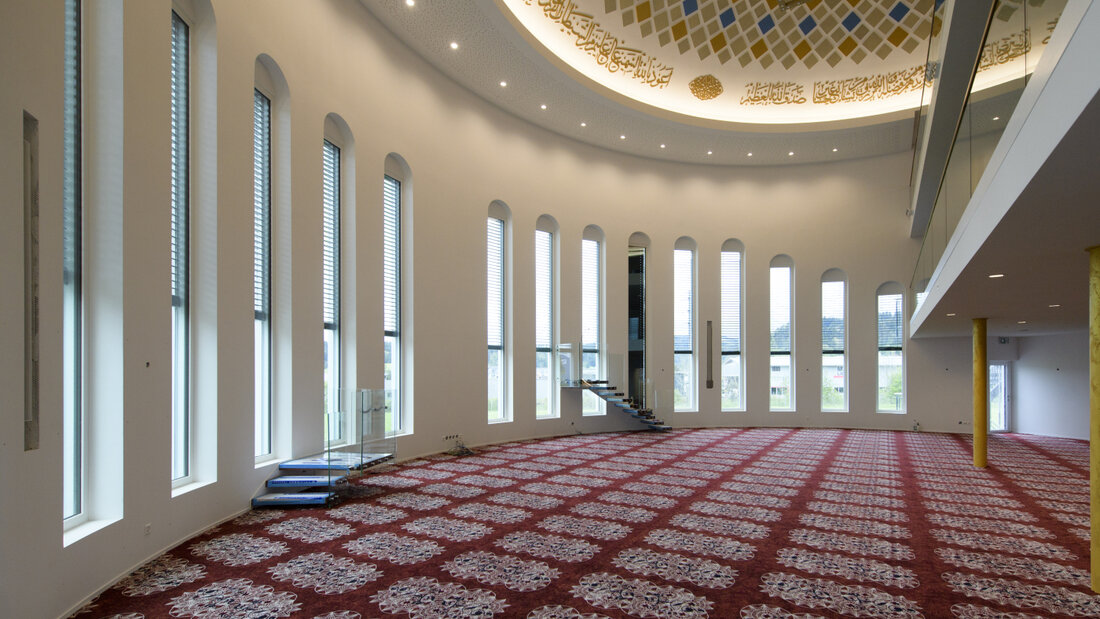 In Westen der Stadt St. Gallen könnte eine neue Moschee entstehen. Im Bild zu sehen ist der Gebetsraum der Moschee in Wil SG. (Archivbild) 20260806133911437.jpg