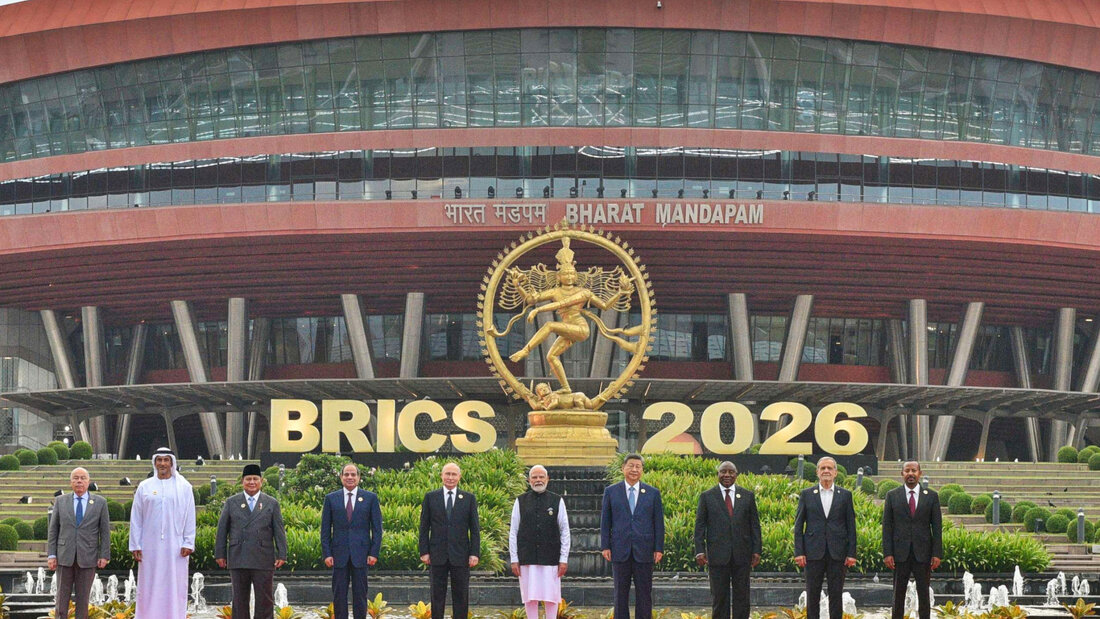 HANDOUT - Gruppenfoto beim BRICS-Gipfel in Indien. Foto: -/Indian Foreign Ministry via AP/dpa - ACHTUNG: Nur zur redaktionellen Verwendung im Zusammenhang mit dem genannten Text und nur bei vollständiger Nennung des vorstehenden Credits 20260912153741979.jpg