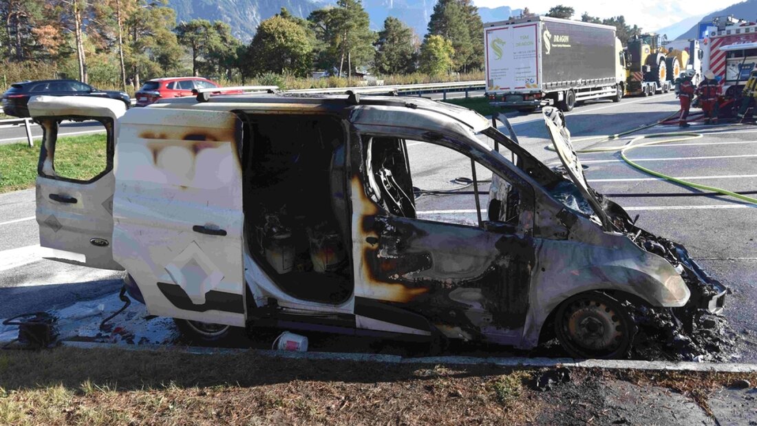 Ein Auto ist am Freitag bei Zizers GR auf einem Autobahn-Rastplatz komplett ausgebrannt. 20261003103625144.jpg