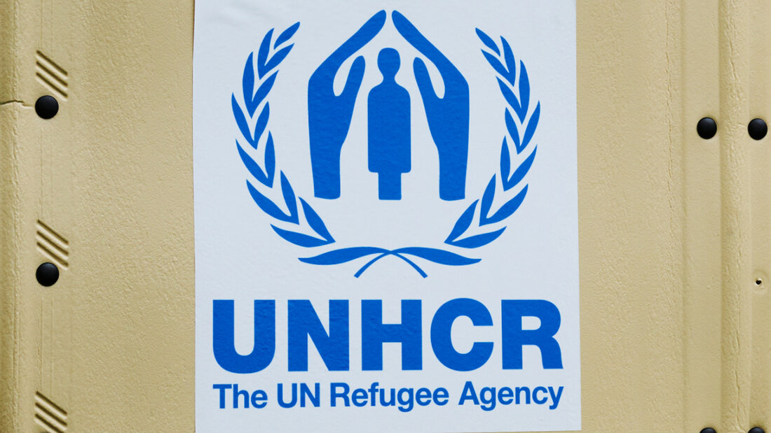 ARCHIV - Das UNHCR-Logo klebt an einer Selbstbau-Hütte der UNHCR. Foto: Annette Riedl/dpa/Archiv 20251026213337706.jpg
