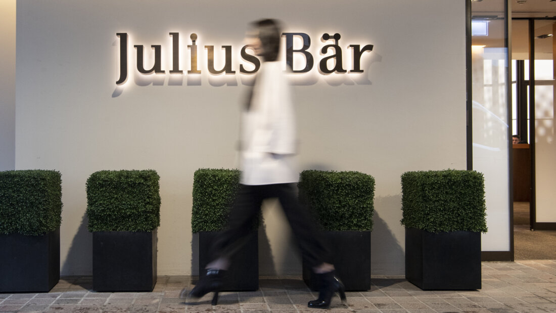 Die Privatbank Julius Bär hat in den ersten neun Monaten 2025 weitere Neugelder von Kunden angezogen. Auf der anderen Seite musste die Bank aber auch weitere Abschreibungen im Kreditbuch vornehmen.(Archivbild) 20251124073003608.jpg