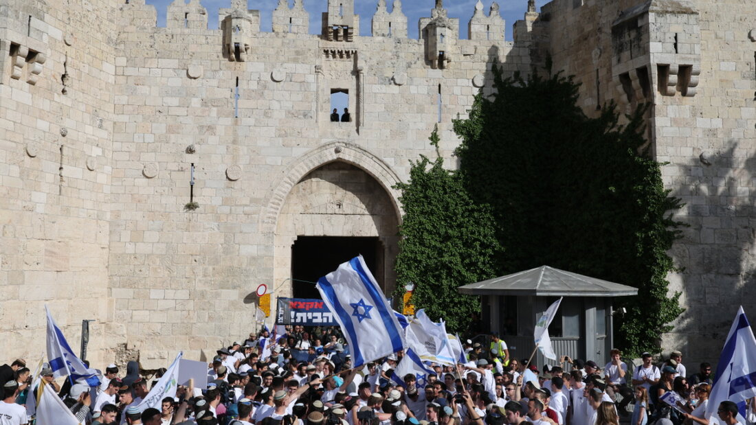 Israelische Siedler nehmen an der Parade zum Jerusalem-Tag am Damaskus-Tor in der Jerusalemer Altstadt teil. An dem israelischen Feiertag wird die Eroberung Ost-Jerusalems im Krieg von 1967 gefeiert. Foto: Oren Ziv/dpa 20260514210138775.jpg