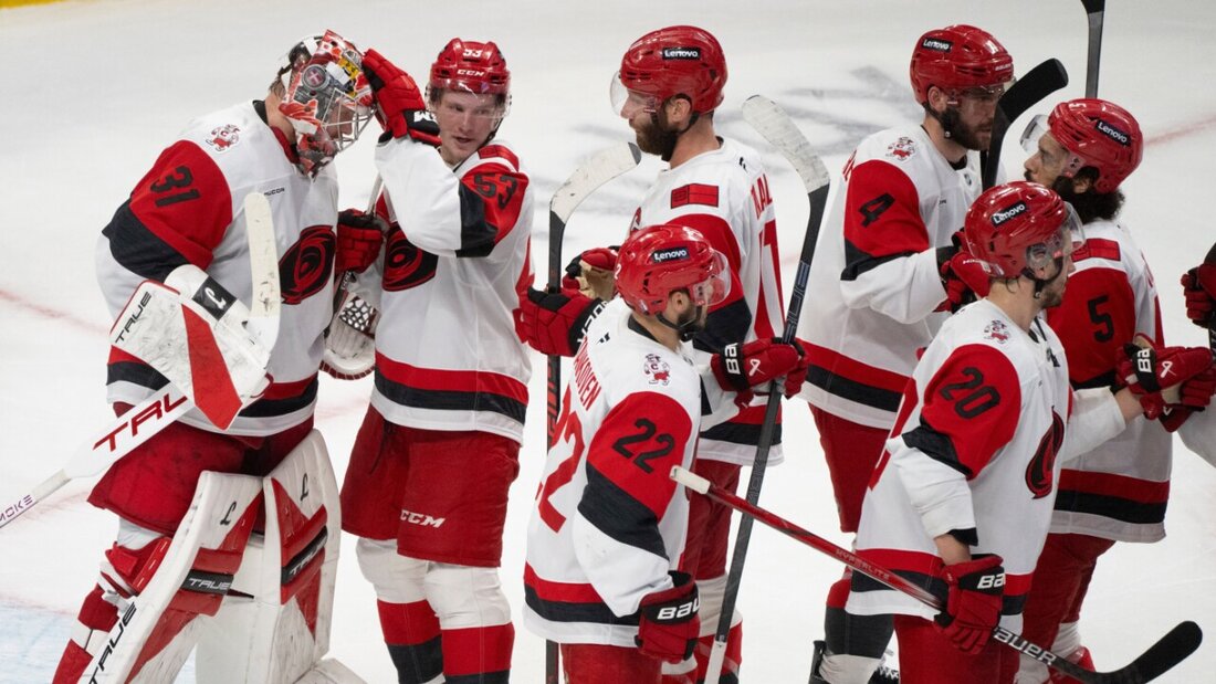 Geschafft: Die Spieler der Carolina Hurricanes gratulieren sich zum Einzug in den Playoff-Final der NHL 20260530074518457.jpg