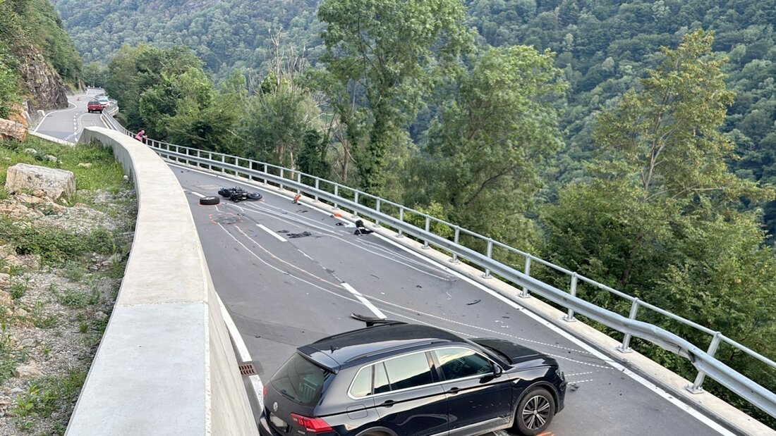 Bei einem Unfall in Castaneda mit drei beteiligten Fahrzeugen verletzte sich ein 18-jähriger Töfffahrer mittelschwer. 20260729115912424.jpg