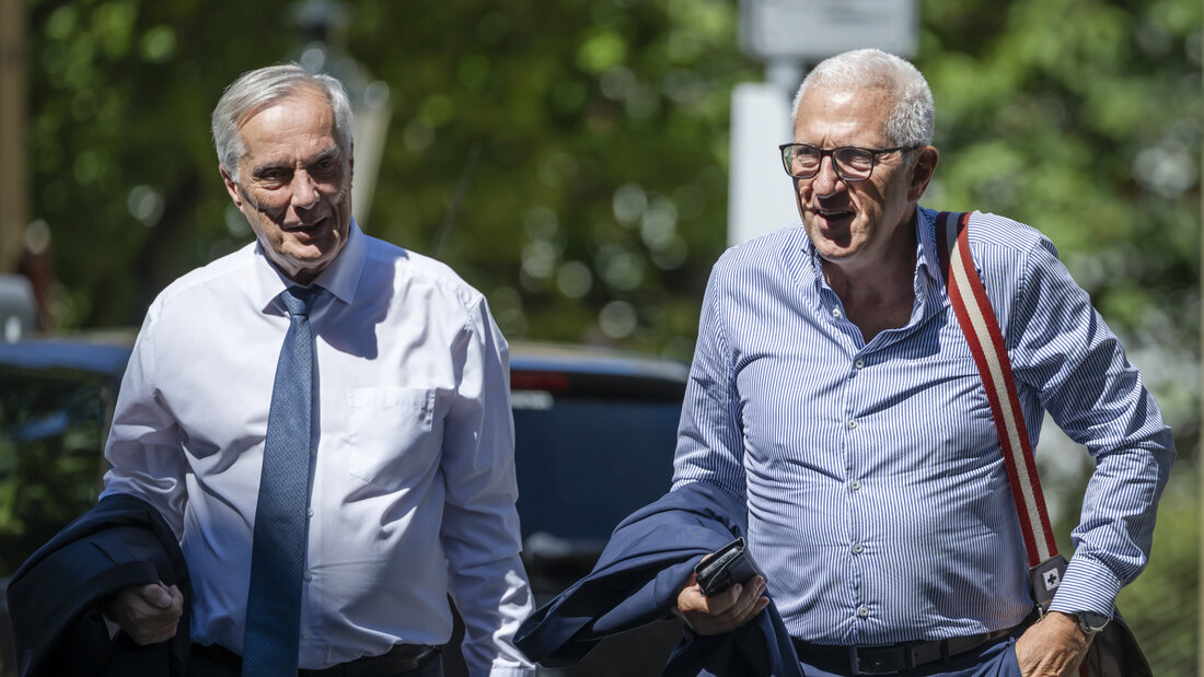 Ex-Raiffeisen Chef Pierin Vincenz (rechts) und sein Anwalt Lorenz Erni auf dem Weg ans Zürcher Obergericht. Vincenz betonte, er habe die Raiffeisen nie schädigen wollen 20260819155841856.jpg