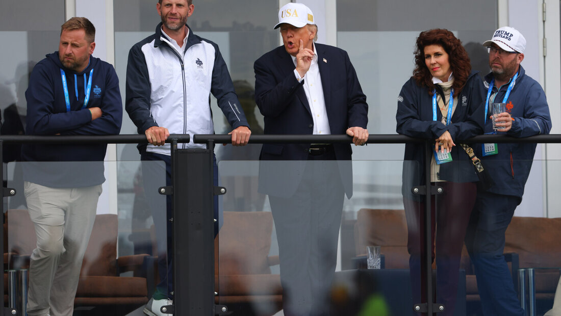 US-Präsident Donald Trump und sein Sohn Eric Trump verfolgen das Geschehen bei den Irish Open auf dem Golfplatz "Trump International Golf Links". Foto: Peter Morrison/AP/dpa 20260913190720181.jpg