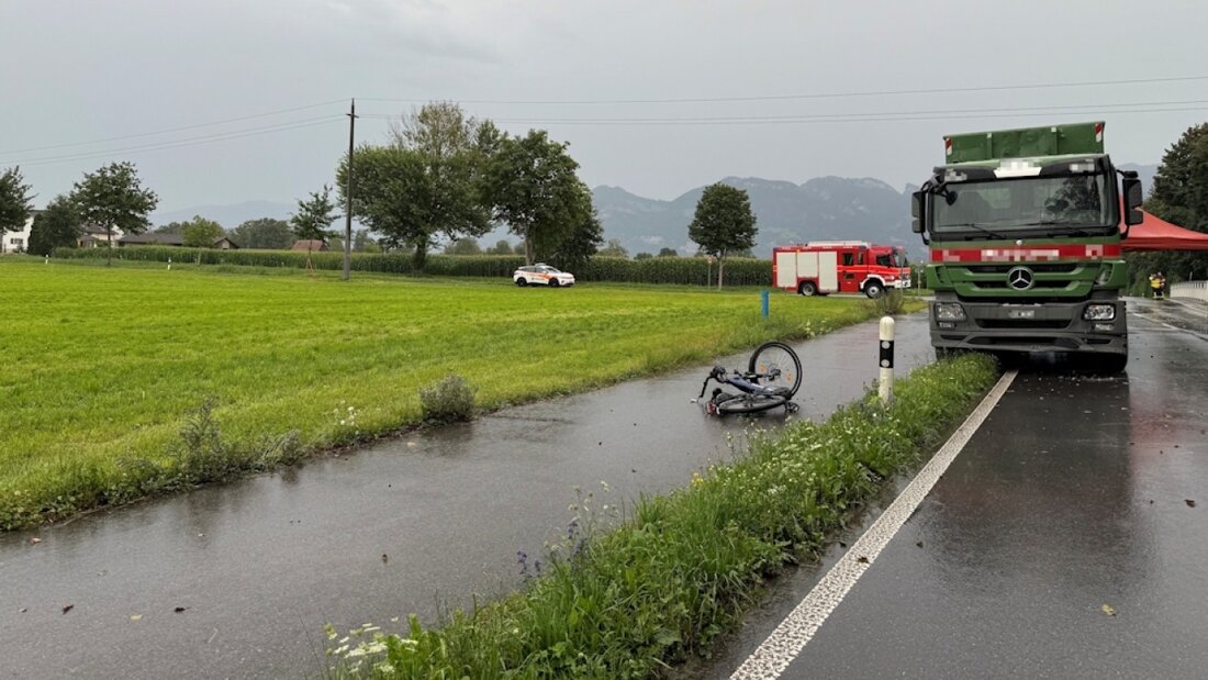 Ein 82-jähriger E-Bike-Fahrer ist am Samstag bei einem Unfall mit einem Lastwagen in Diepoldsau ums Leben gekommen. 20250719205458851.jpg