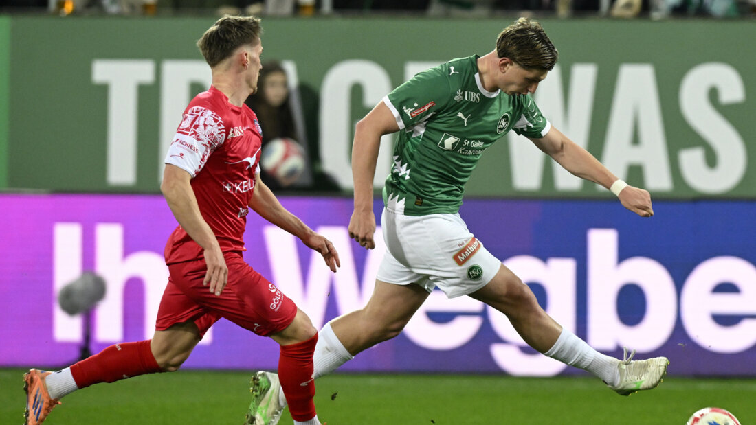 St. Gallens Doppeltorschütze Alessandro Vogt (rechts) setzt sich gegen den Winterthurer Dario Ulrich durch 20260228204032838.jpg