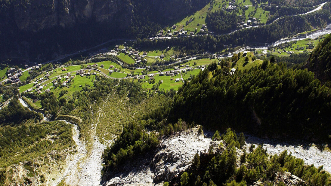 Blick auf die Gemeinde St. Niklaus und eine instabile Felswand, welche schon 2002 darunter liegende Häuser bedrohte. (Archivbild) 20260303174705731.jpg
