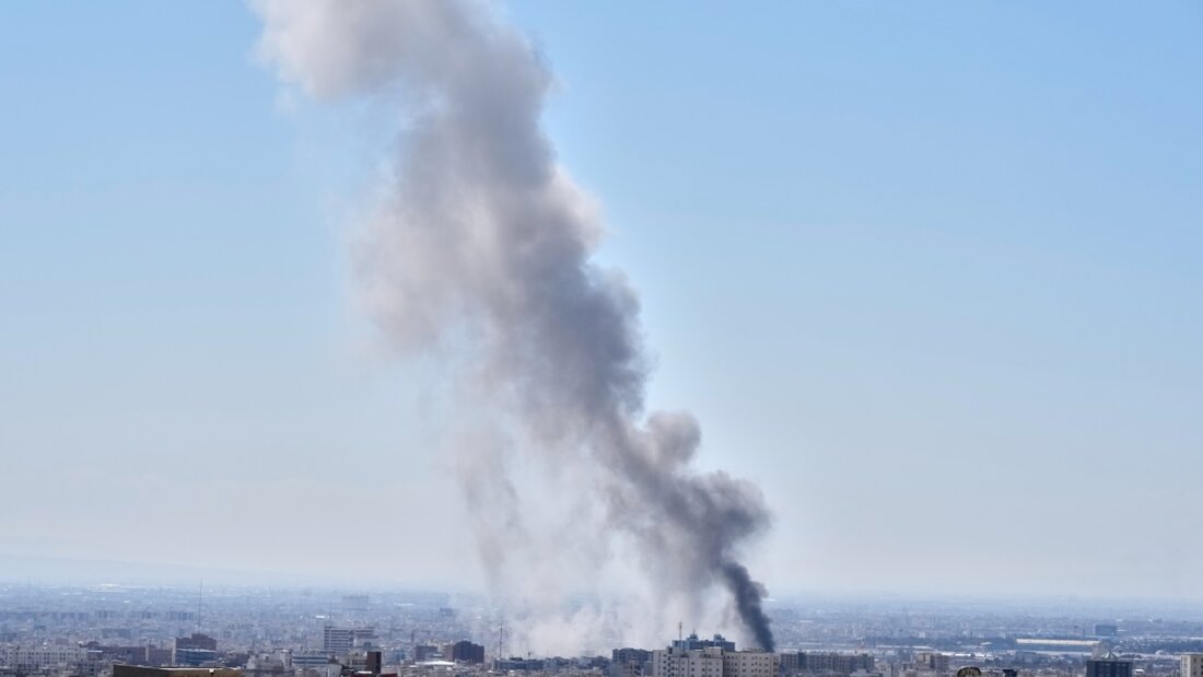 ARCHIV - Eine Rauchwolke steigt nach einer Explosion in Teheran auf. Foto: Vahid Salemi/AP/dpa/Symbolbild 20260328210609974.jpg