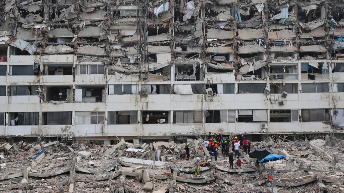 dpatopbilder - Rettungskräfte durchsuchen die Trümmer eines Gebäudes, das bei den Erdbeben in La Guaira Venezuela eingestürzt ist. Foto: Matias Delacroix/AP/dpa 20260629050556708.jpg