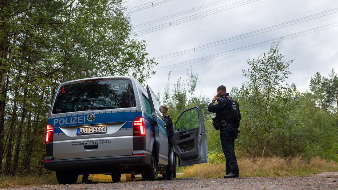 dpatopbilder - Polizeikräfte stehen in einem Waldstück unter einer Stromtrasse nahe dem Ort Schleife im Landkreis Görlitz. Nach Sabotageversuchen gegen die Stromversorgung in anderen Bundesländern hat die Polizei nun auch in Sachsen «unbekannte Sprengvorrichtungen» entdeckt. Foto: Jürgen Lösel/dpa 20260905164542691.jpg