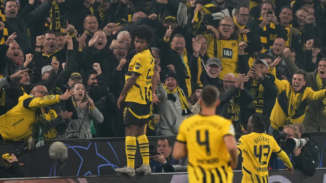 Dortmunds Dreifachtorschütze Karim Adeyemi lässt sich von den Fans feiern 20241001230228096.jpg