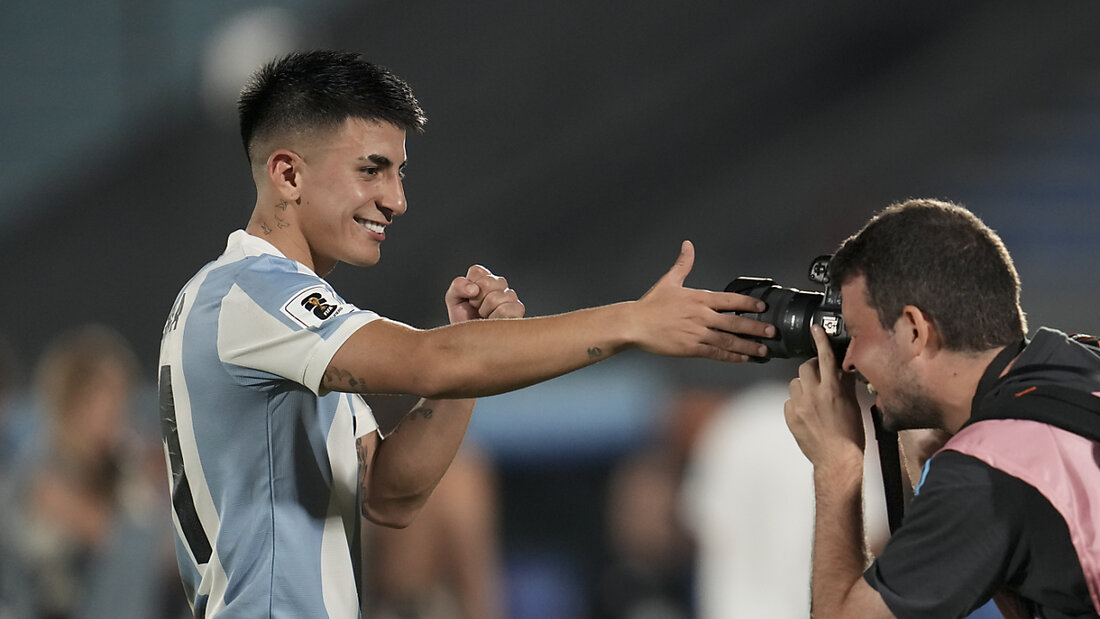 Thiago Almada posiert nach dem Siegtreffer für den Fotografen 20250322092055114.jpg