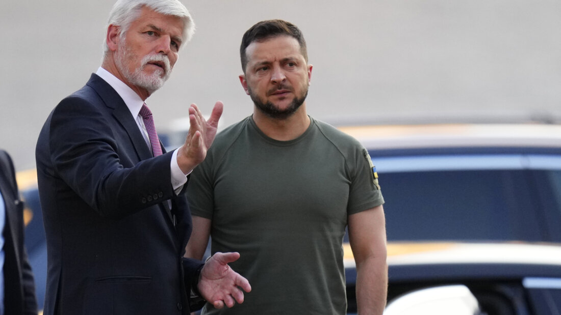 ARCHIV - Petr Pavel (links), Präsident der Tschechischen Republik, begrüßt seinen ukrainischen Amtskollegen Wolodymyr Selenskyj bei einem früheren Besuch im Juli 2023 auf der Prager Burg. Foto: Petr David Josek/AP/dpa/Archivbild 20250504125509850.jpg