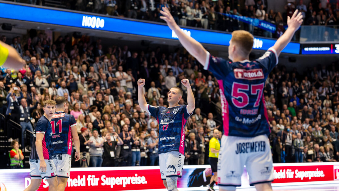Jubel in der neuen Halle: Kriens-Luzerns Topskorer Jerome Müller (li.) und Ammar Idrizi freuen sich über einen hart erkämpften Sieg 20251025224542943.jpg