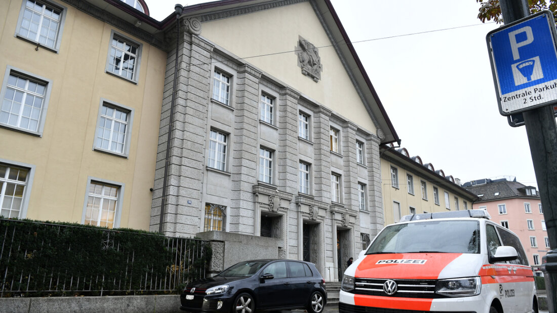 Ein 44-jähriger Uber-Fahrer muss sich wegen sexueller Übergriffe vor dem Bezirksgericht Zürich verantworten. Er bestreitet die Vorwürfe. (Symbolbild) 20251030135836755.jpg