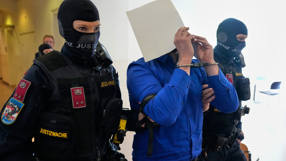 ARCHIV - Der Angeklagte verbirgt sein Gesicht hinter Aktenordnern, als er aus dem Gerichtssaal geführt wird. Foto: Matthias Schrader/AP/dpa 20260519163030829.jpg