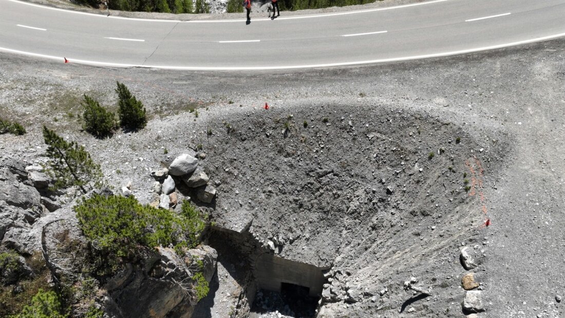 Der Motorradfahrer prallte in diesen Erdwall am Rand der Strasse. 20260524175212960.jpg