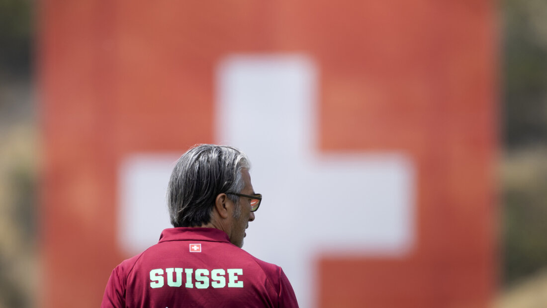 Während der Schweizer Nationaltrainer Murat Yakin mit Sonnenbrille an der Seitenlinie stehen könnte, ist es in der Schweiz längst Nacht. Die Zeitverschiebung bei der WM 2026 dürfte für Fans zur Herausforderung werden. (Symbolbild) 20260611063010216.jpg