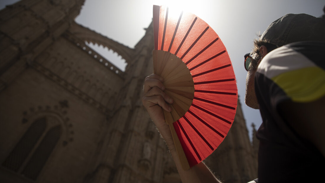 ARCHIV - Eine Frau kühlt sich auf Mallorca mit einem Fächer ab. Foto: Clara Margais/dpa/Archivbild 20260703173527211.jpg