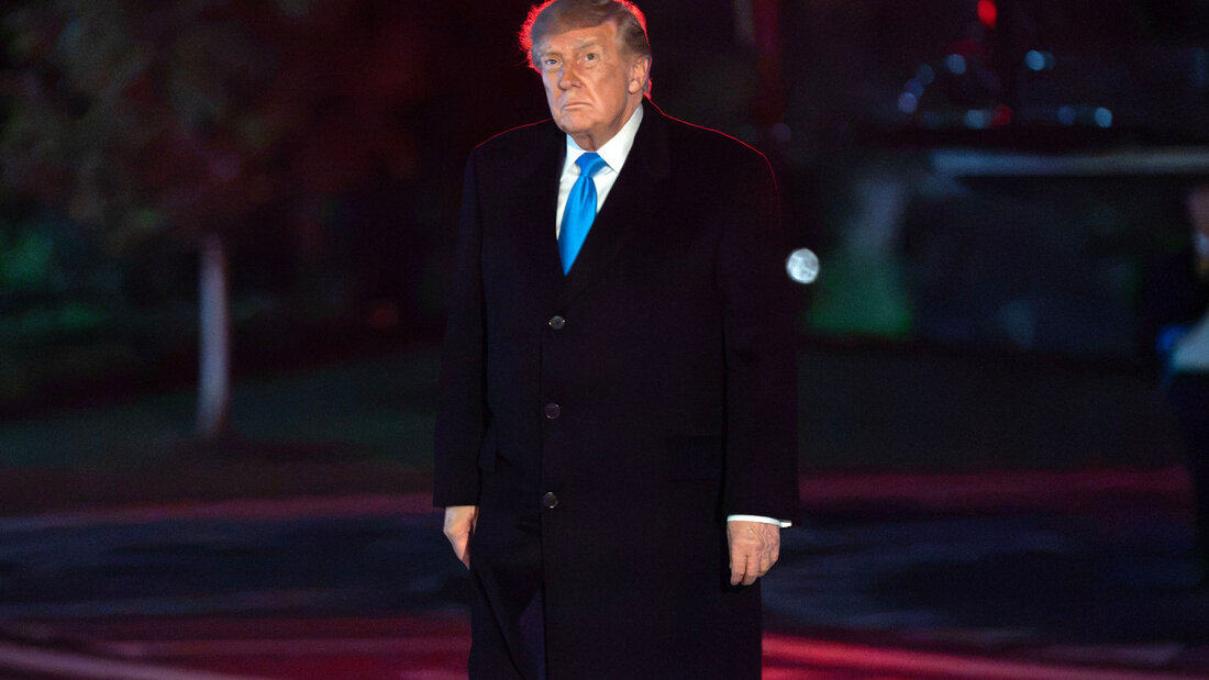 Präsident Donald Trump geht bei seiner Ankunft im Weißen Haus in Washington über den South Lawn. Foto: Jose Luis Magana/FR159526 AP/AP/dpa 20261006091813235.jpg