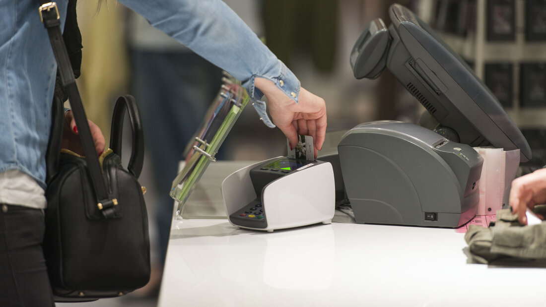Das Bezahlen mit Kreditkarte soll künftig auch ohne direkte Netzverbindung des Terminals möglich sein. (Archivbild) 20261009104021259.jpg