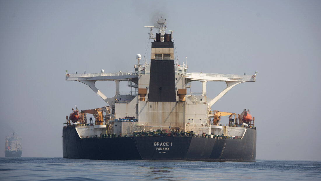 ARCHIV - Der Supertanker «Grace 1» liegt in den Gewässern von Gibraltar. Im Streit um den in Gibraltar seit mehr als einem Monat festgesetzten iranischen Tanker haben die USA Medienberichten zufolge in letzter Sekunde eine Freigabe gestoppt. Foto: Marcos Moreno/AP/dpa (Archivbild) 20261017161541325.jpg