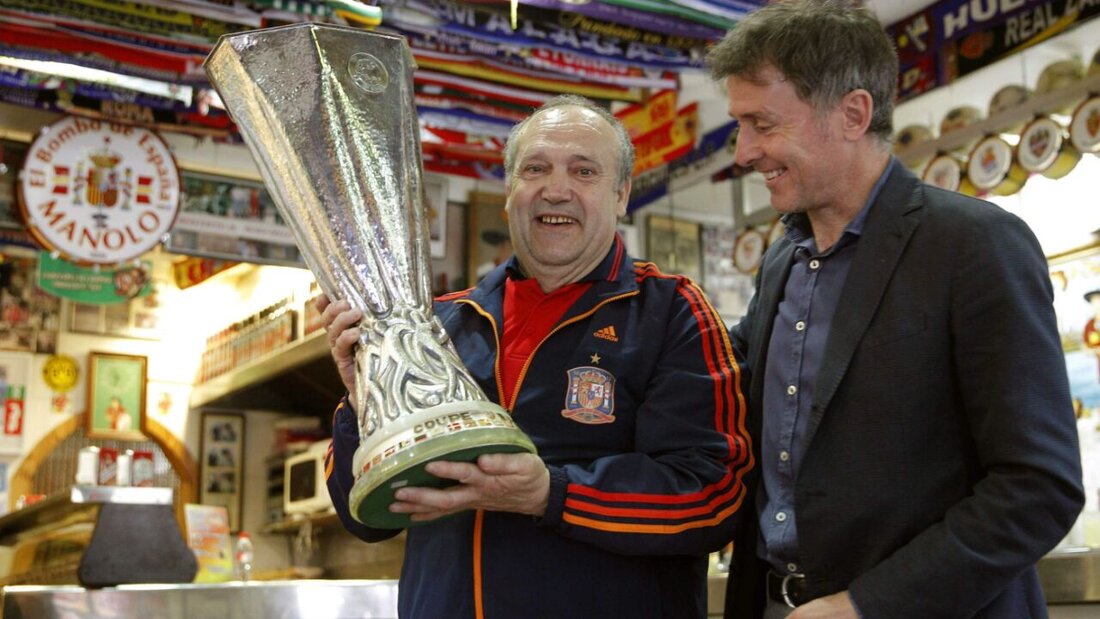 Manolo el del Bombo (links) durfte als berühmtester Fan auch mit einigen Pokalen posieren 20250501191739422.jpg