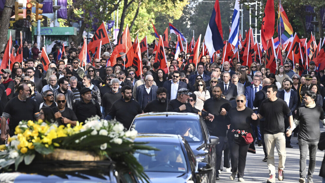 Anhänger gehen neben dem Sarg des ehemaligen Präsidenten Jose «Pepe» Mujica während des Trauerzugs vom Präsidentenpalast zur Nationalversammlung. Foto: Santiago Mazzarovich/AP/dpa 20250514203004315.jpg
