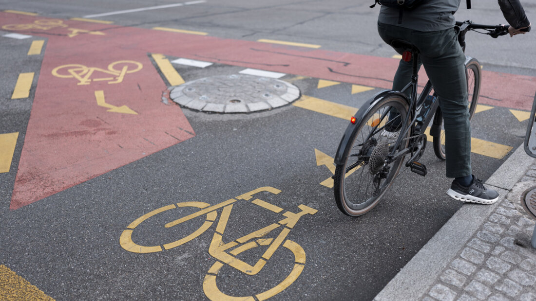 Bündnerinnen und Bündner sollen das Auto vermehrt stehen lassen und das Velo nehmen oder zu Fuss gehen. So will es die Regierung. (Symbolbild) 20251124120653164.jpg