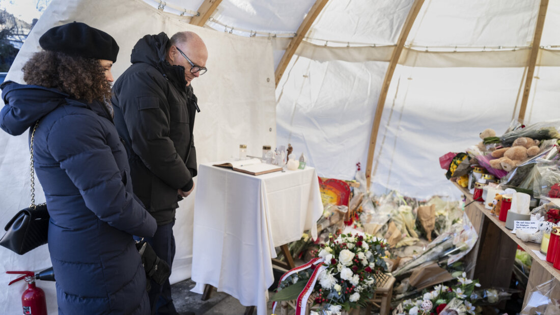 Bundesrat Martin Pfister gedenkt zusammen mit seiner Tochter der Opfer der Brandkatastrophe von Crans-Montana. 20260201105247453.jpg