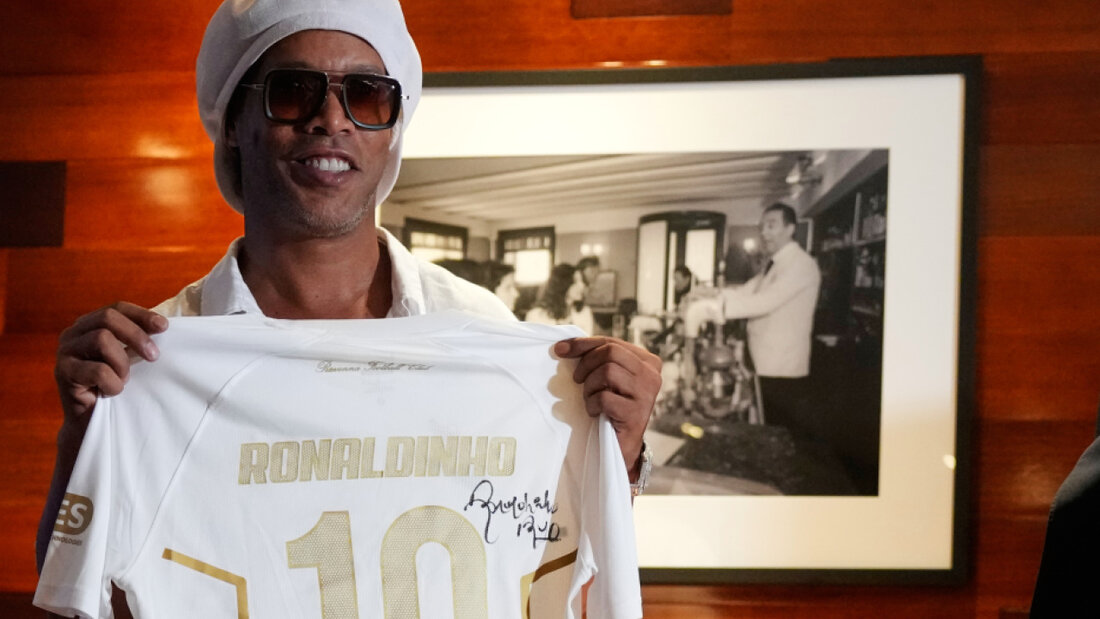 Ronaldinho zeigt sein Trikot des Ravenna FC mit der Nummer 10 20260624094857946.jpg
