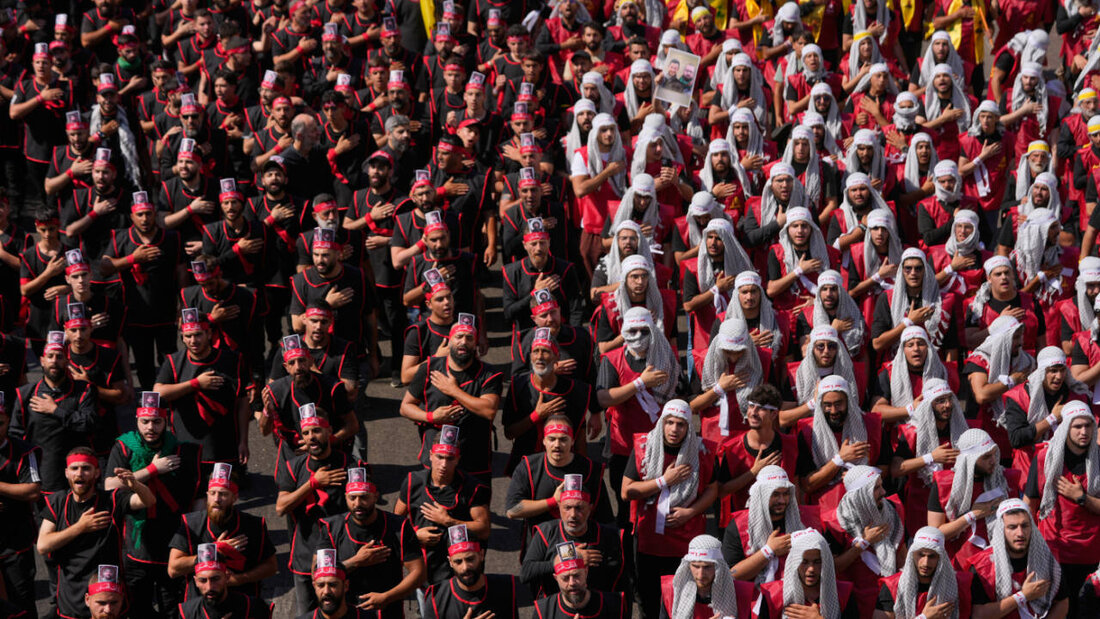 Anhänger der Hisbollah schlagen sich auf die Brust, während sie anlässlich des heiligen Ashura-Tages marschieren, an dem des Märtyrertodes von Hussein, dem Enkel des Propheten Mohammed, im 7. Jahrhundert gedacht wird. Foto: Hussein Malla/AP/dpa 20260626121719784.jpg