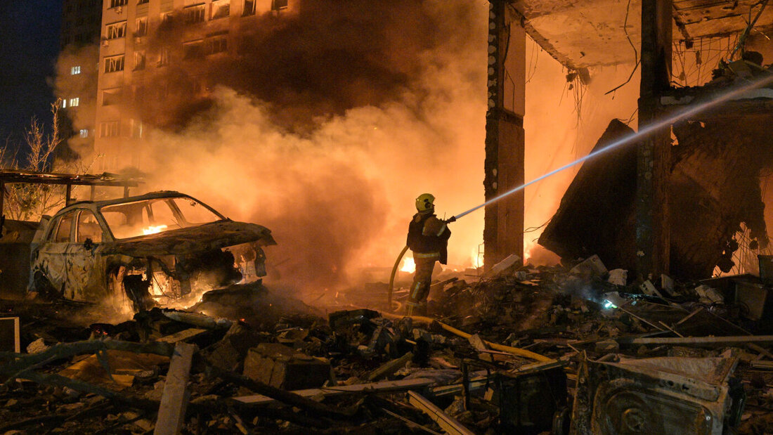 dpatopbilder - Rettungskräfte sind in Kiew, Ukraine, damit beschäftigt, einen Brand zu löschen, der nach russischen Raketenangriffen ausgebrochen ist. Foto: Danylo Antoniuk/AP/dpa 20260706052333424.jpg